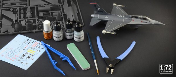 Italeri 72009 1/72  F-16 C/D Night Falcon - Complete Set For Modeling - Starter kit - Image 2