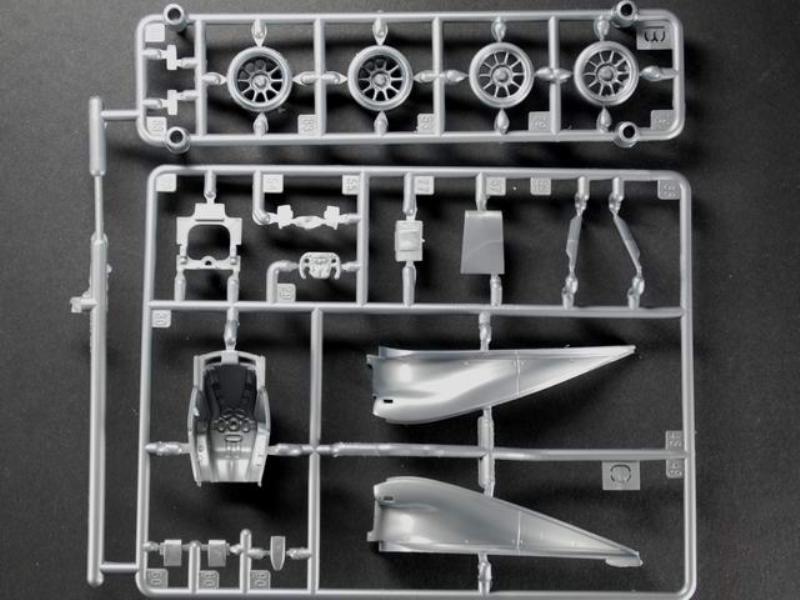 REVELL 07096 1/24 Vodafone McLaren Mercedes MP4-25 L. Hamilton - Image 4