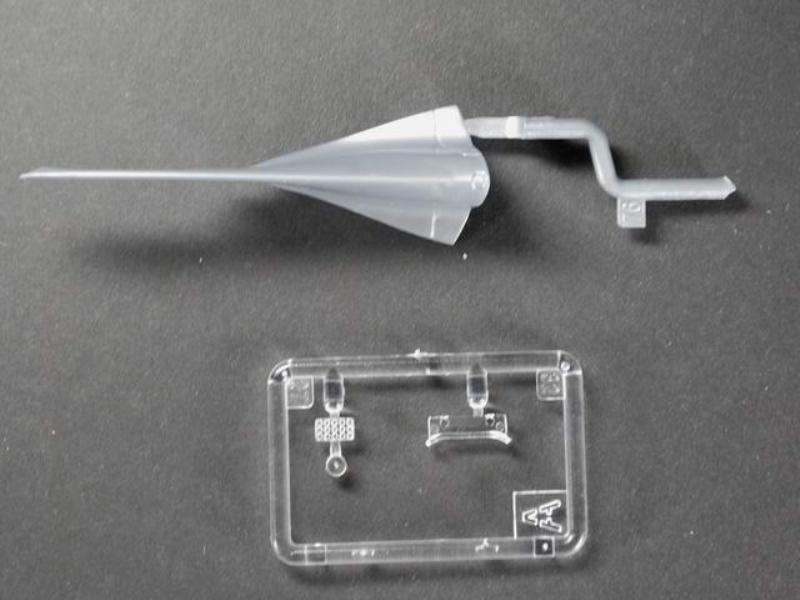 REVELL 07096 1/24 Vodafone McLaren Mercedes MP4-25 L. Hamilton - Image 5